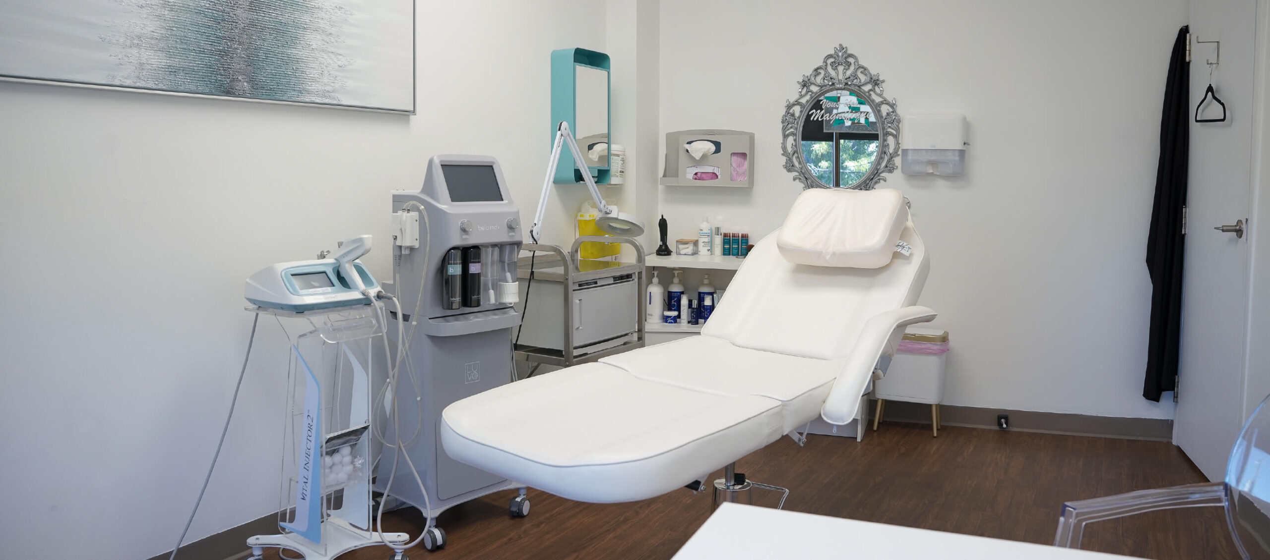 Salle de consultation esthétique moderne avec lit de traitement et appareil Bela MD et Beauty Boosters