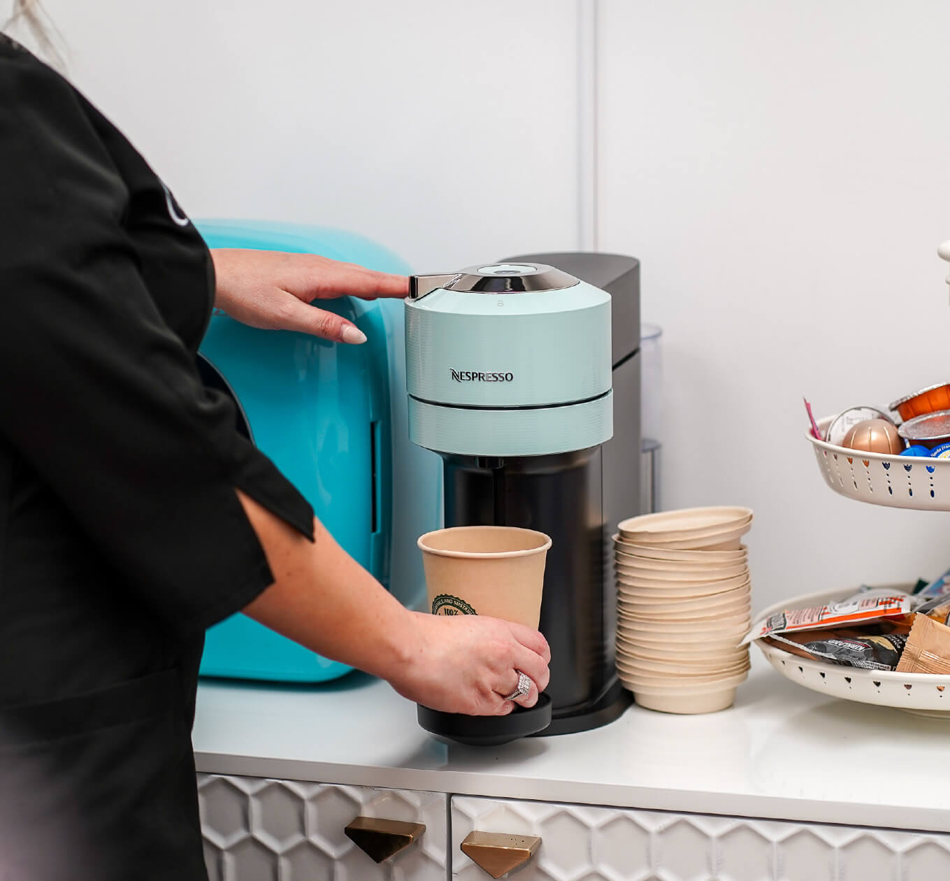 Préparation d’un café avec une machine Nespresso dans l’espace détente de la clinique