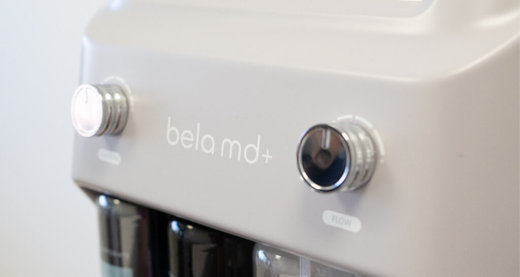 Gros plan sur le panneau de commande de l’appareil Bela MD+ utilisé pour les soins du visage, l’exfoliation et l’hydradermabrasion en clinique médico-esthétique