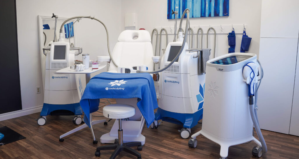 Appareils CoolSculpting Elite dans une salle de traitement médico-esthétique, incluant équipements de cryolipolyse et accessoires spécialisés