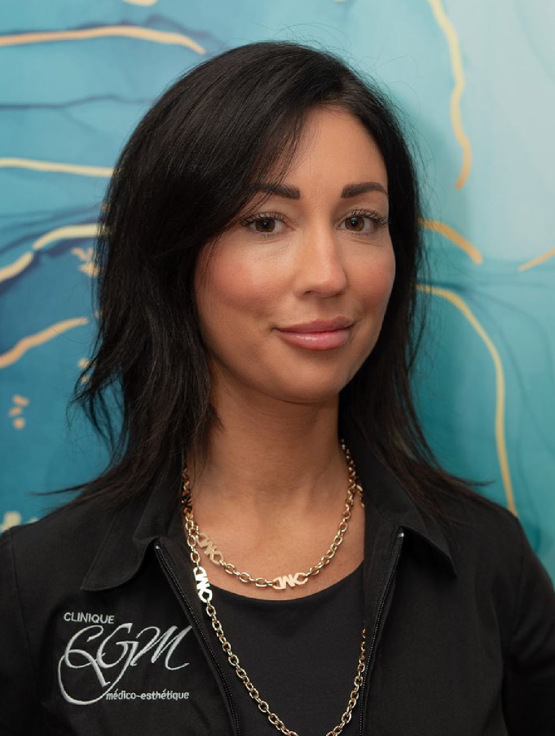 Portrait de Catherine Paul — Adjointe administrative. Assure un service à la clientèle impeccable et veille au bon déroulement des opérations quotidiennes de la clinique.