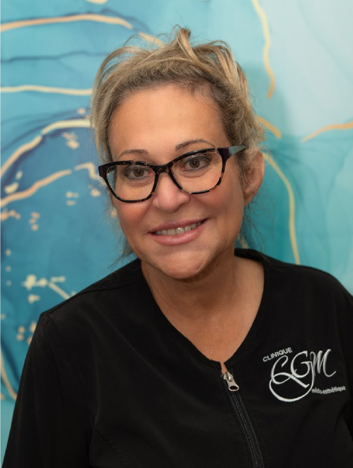 Portrait de Louise Morin — Adjointe administrative. Responsable de l’accueil, de la gestion des rendez-vous et du soutien administratif de la clinique.