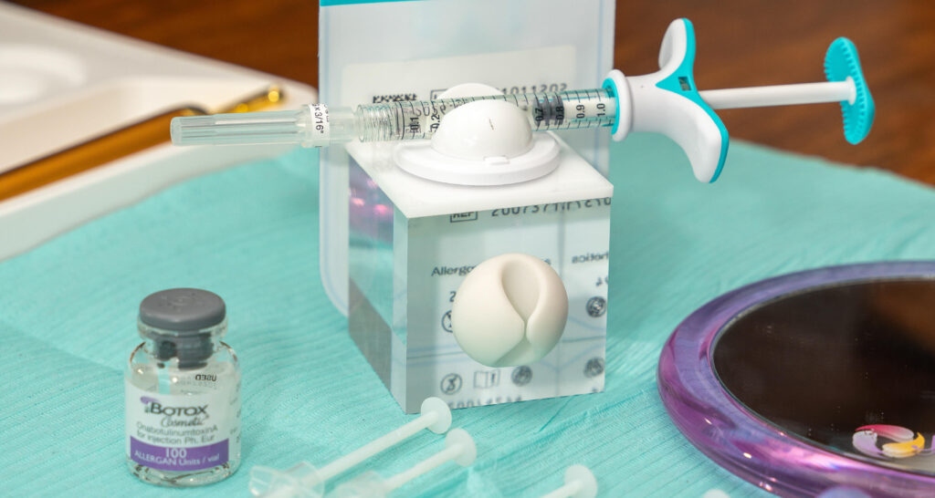 Préparation d’une injection de Botox Cosmétique avec seringue, flacon Allergan et simulateur anatomique sur plateau médical
