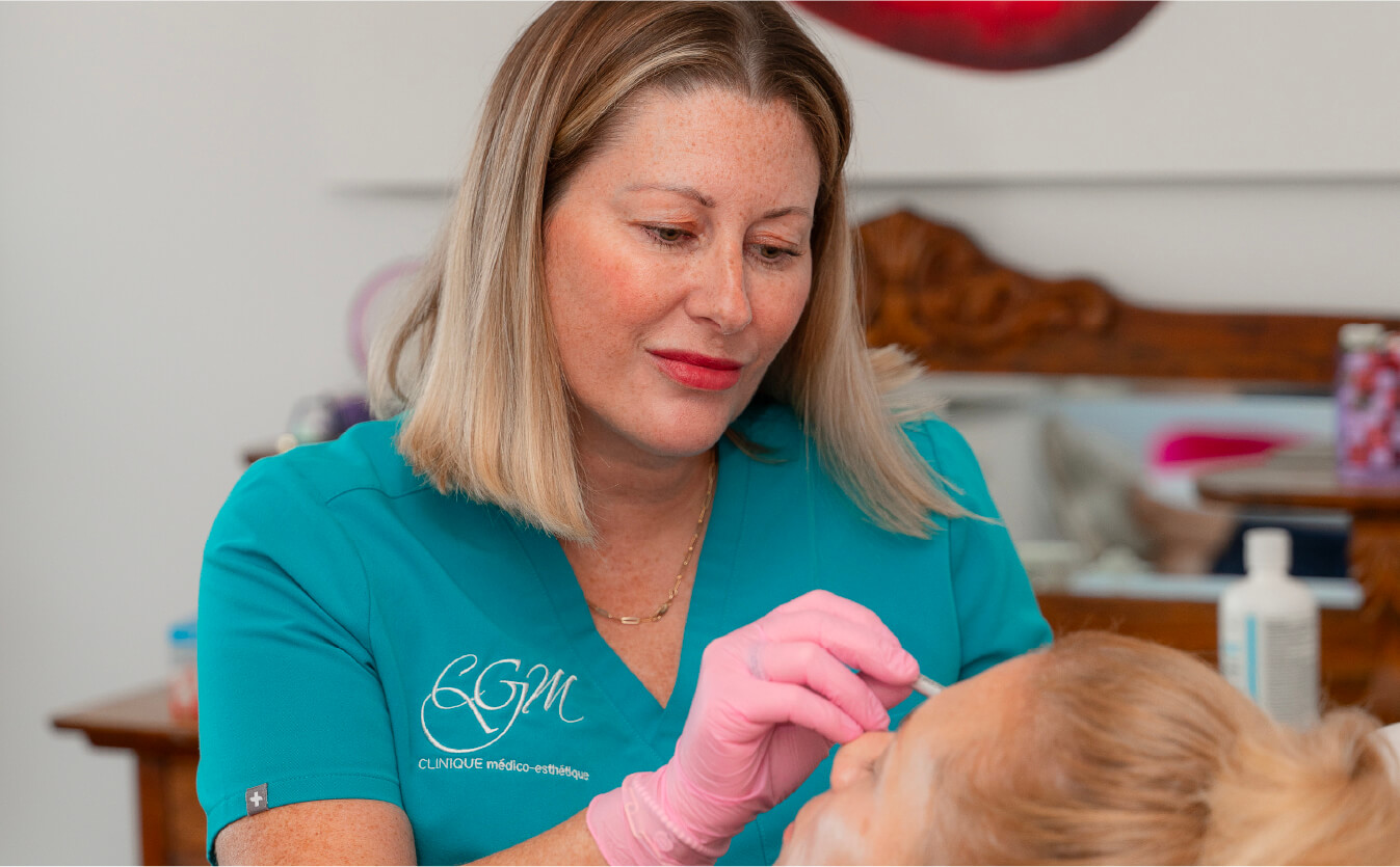 Traitement esthétique en cours à la Clinique médico-esthétique CGM avec Geneviève, propriétaire, en train d’effectuer une injection avec précision.